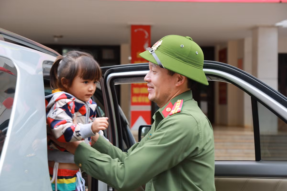  Đại tá Vũ Hồng Văn gây thiện cảm với người dân phố núi bằng hình ảnh " Đại tá đội mũ cối" chỉ đạo đánh án.