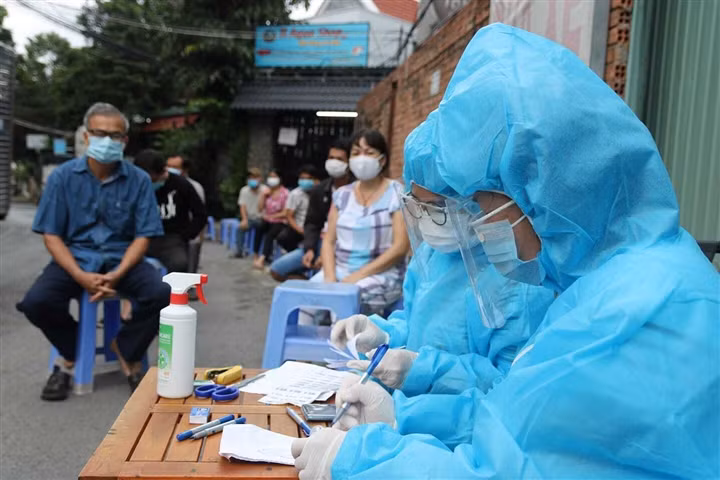 Ong Nguyen Thanh Phong: TP HCM hien co 6 noi nguy co lay nhiem COVID-19 rat cao-Hinh-2