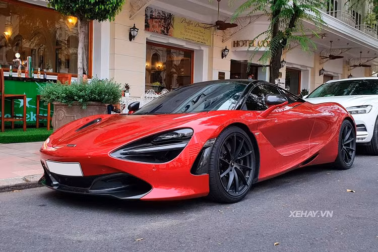 Tương tự như bản coupe, sức mạnh của 720S Spider đến từ khối động cơ xăng tăng áp kép V8 4.0 lít sản sinh công suất 710 mã lực và 769Nm mô-men xoắn cực đại, đi kèm là hộp số tự động tuần tự 7 cấp giúp xe chỉ cần 2,9 giây để tăng tốc từ 0 - 100 km/h. Tốc độ tối đa của xe đạt 325 km/h. Mức giá xe McLaren 720S Spider tại Việt Nam hiện được các đại lý tư nhân chào bán khoảng hơn 20 tỷ đồng.