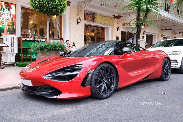 Là phiên bản mui trần của McLaren 720S Coupe, vì vậy, khác biệt lớn nhất trong thiết kế của 720S Spider và Coupe chính là phần mui cứng có thể thu vào, các cửa sổ sau chỉnh điện và các cột trụ mới.