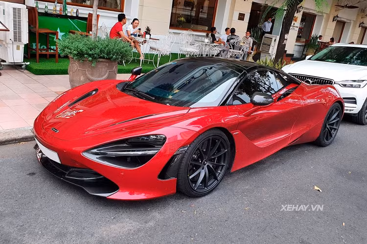  Siêu xe McLaren 720S Spider được xem là kế nhiệm 650S Spider với đầy đủ các đặc tính vượt trội về thiết kế, vận hành và trang bị. Đối với chiếc McLaren 720S Spider trong bài viết, chiếc xe này đã được tuỳ chọn gói trang bị Performance với nhiều chi tiết làm từ sợi carbon như cản trước, hốc đèn pha, gương chiếu hậu, nắp khoang động cơ, hốc hút gió và cản sau... Đây là một yếu tố rất quan trọng trong việc giảm trọng lượng thân xe cũng như gia tăng yếu tố thẩm mỹ cho bất cứ một siêu xe nào.