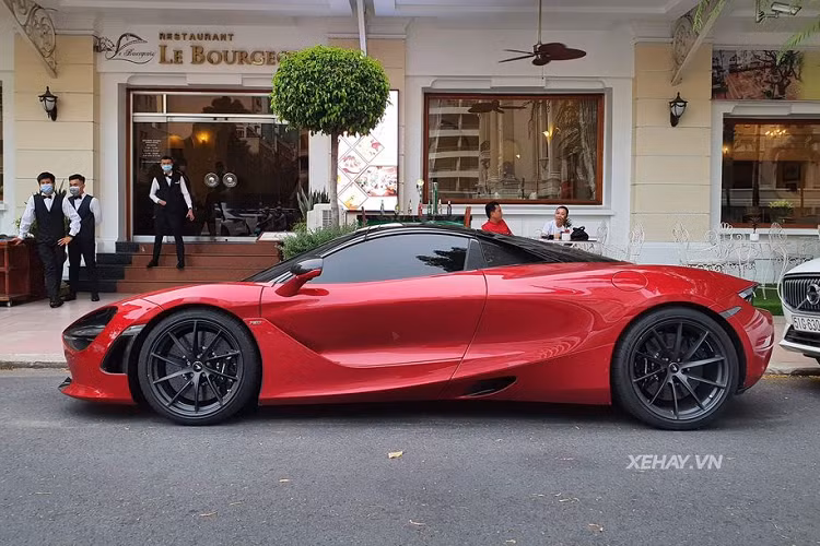 Phần mui cứng của McLaren 720S Spider mui trần có thể thu vào bao gồm tấm nóc sợi carbon một mảnh tiêu chuẩn với cơ chế gập điện nâng/hạ chỉ trong 11 giây, nhanh hơn 6 giây so với đàn em 650 Spider.