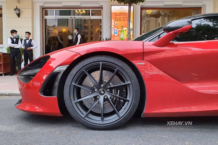 Đặc biệt, phần mui này có thể hoạt động ở tốc độ lên tới 50 km/h, hơn hẳn 650 Spider (phạm vi 30 km/h) và cũng hoạt động êm ái gấp đôi so với Super Series mui trần thế hệ đầu tiên.