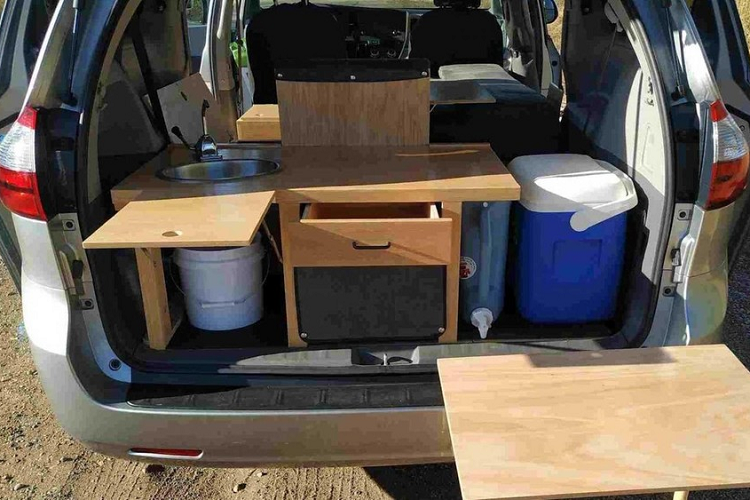 Công ty này chủ yếu chuyển đổi xe minivan Toyota Sienna thành các mái nhà trên bánh xe, và mỗi chiếc xe đều có tiện nghi đầy đủ bất chấp kích thước giới hạn.