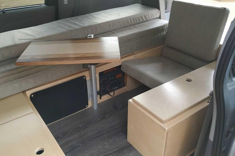 Kích thước nhỏ của Sienna đồng nghĩa là khách hàng phải sẵn sàng chịu một số thỏa hiệp, nhưng chiếc xe vẫn cung cấp rất nhiều tính năng cần thiết cho một buổi cắm trại ngoài trời vào dịp cuối tuần, bao gồm bồn rửa nhà bếp, và bếp di động.