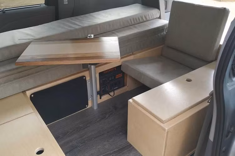 Kích thước nhỏ của Sienna đồng nghĩa là khách hàng phải sẵn sàng chịu một số thỏa hiệp, nhưng chiếc xe vẫn cung cấp rất nhiều tính năng cần thiết cho một buổi cắm trại ngoài trời vào dịp cuối tuần, bao gồm bồn rửa nhà bếp, và bếp di động.