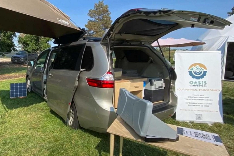 Xe van cắm trại là một lựa chọn nhỏ gọn hơn so với những dạng phương tiện motorhome khác, nhưng kể cả chúng cũng có thể hơi to lớn và cồng kềnh đối với một số người. Hiếm khi chúng ta có cơ hội thấy một chiếc minivan Toyota Sienna độ nhà di động, tuy nhiên đó chính là những gì đội ngũ Oasis Camper Vans đã làm.