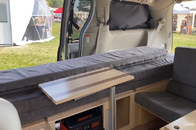 Xe van cắm trại Sienna không phải là loại xe sang trọng hàng đầu trong phân khúc, nhưng ít nhất là nó có giá cả phải chăng, phù hợp nhu cầu và điều kiện kinh tế của nhiều người. Oasis Camper Vans cho phép khách hàng chọn loại gỗ cho tủ quần áo, màu sàn, và chất liệu bọc cho ghế và rèm cửa.