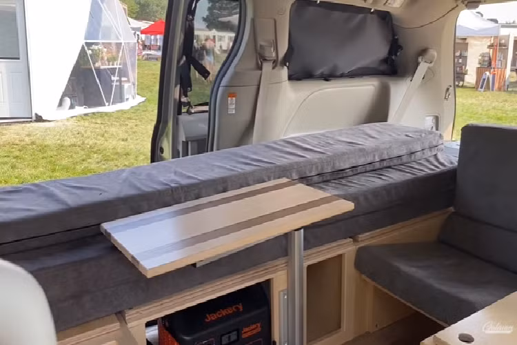 Xe van cắm trại Sienna không phải là loại xe sang trọng hàng đầu trong phân khúc, nhưng ít nhất là nó có giá cả phải chăng, phù hợp nhu cầu và điều kiện kinh tế của nhiều người. Oasis Camper Vans cho phép khách hàng chọn loại gỗ cho tủ quần áo, màu sàn, và chất liệu bọc cho ghế và rèm cửa.