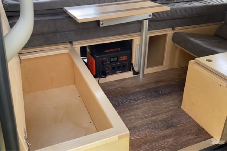 Hàng ghế thứ ba đã được loại bỏ, tạo điều kiện cho Oasis Campers có chỗ để lắp đặt nhà bếp, bao gồm cả tủ lạnh. Đồng thời, họ cũng để ở phía sau những bình nước sinh hoạt và nước sạch để uống. Chiếc xe cũng có một không gian lưu trữ bên dưới nhà bếp để cất các vật dụng ít được sử dụng. Bên trong khu vực cabin chính là một ghế ngồi nhỏ và băng ghế dài có thể chuyển đổi thành giường, có kích thước 1,2 x 1,8 mét.