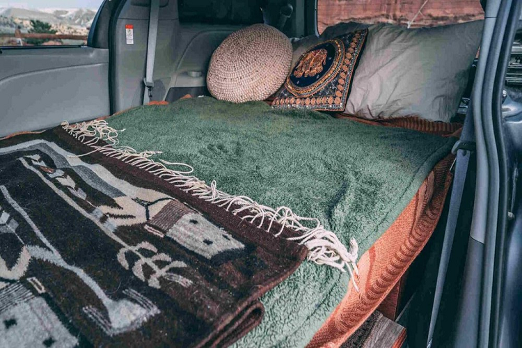 Giá xe Toyota Sienna độ nhà di động khởi điểm từ 9.800 USD cho đến 12.000 USD ( từ 22 đến hơn 27 triệu đồng) tùy theo nhu cầu khách hàng, cộng thêm chi phí cung cấp xe ban đầu.