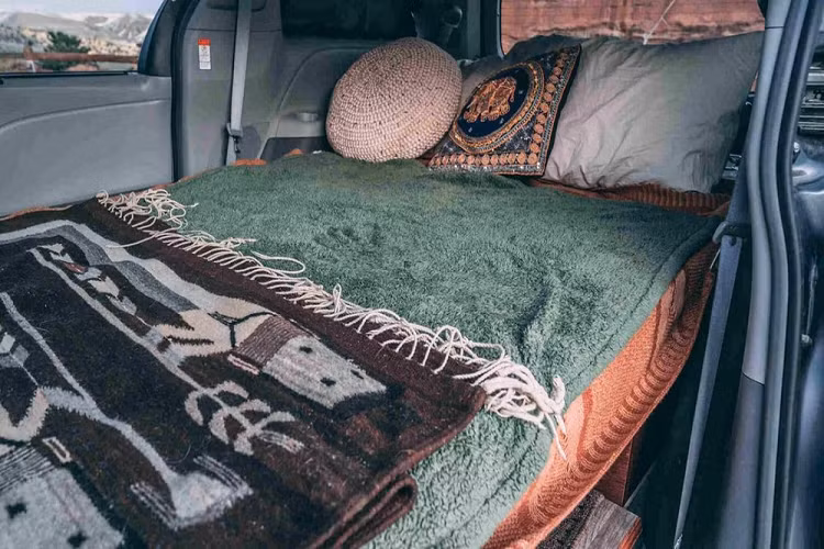 Giá xe Toyota Sienna độ nhà di động khởi điểm từ 9.800 USD cho đến 12.000 USD ( từ 22 đến hơn 27 triệu đồng) tùy theo nhu cầu khách hàng, cộng thêm chi phí cung cấp xe ban đầu.