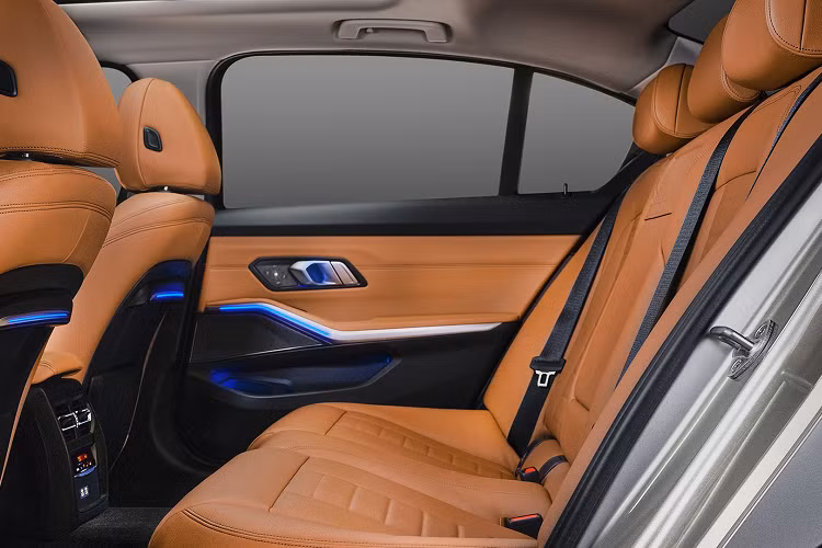 Thái Lan là một trong số ít thị trường có phiên bản BMW 3-Series trục cơ sở kéo dài. Tại Việt Nam, BMW 3-Series G20 có 3 phiên bản gồm BMW 320i Sport Line, 320i Sport Line Plus và 330i M Sport, giá bán từ 1,9 tới 2,5 tỷ đồng.