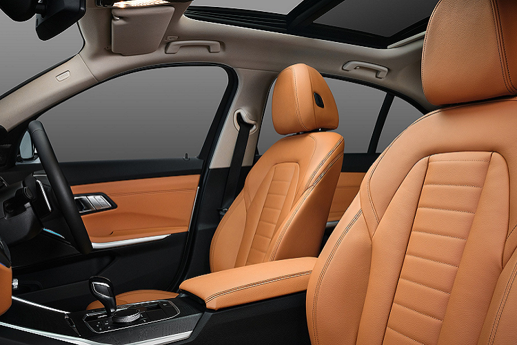 Về an toàn, BMW 330Li M Sport có 6 túi khí, bộ an toàn thụ động (kiểm soát ổn định, kiểm soát lực kéo, kiểm soát lực phanh, ABS, hỗ trợ phanh), hệ thống kiểm soát lực phanh khi vào cua, cảnh báo va chạm, kiểm soát khoảng cách đỗ xe và camera 360. Tuy nhiên xe lại không có những hệ thống an toàn chủ động như phanh khẩn cấp tự động hay kiểm soát hành trình thích ứng.