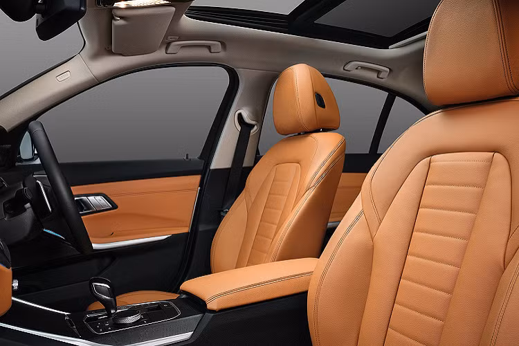 Về an toàn, BMW 330Li M Sport có 6 túi khí, bộ an toàn thụ động (kiểm soát ổn định, kiểm soát lực kéo, kiểm soát lực phanh, ABS, hỗ trợ phanh), hệ thống kiểm soát lực phanh khi vào cua, cảnh báo va chạm, kiểm soát khoảng cách đỗ xe và camera 360. Tuy nhiên xe lại không có những hệ thống an toàn chủ động như phanh khẩn cấp tự động hay kiểm soát hành trình thích ứng.