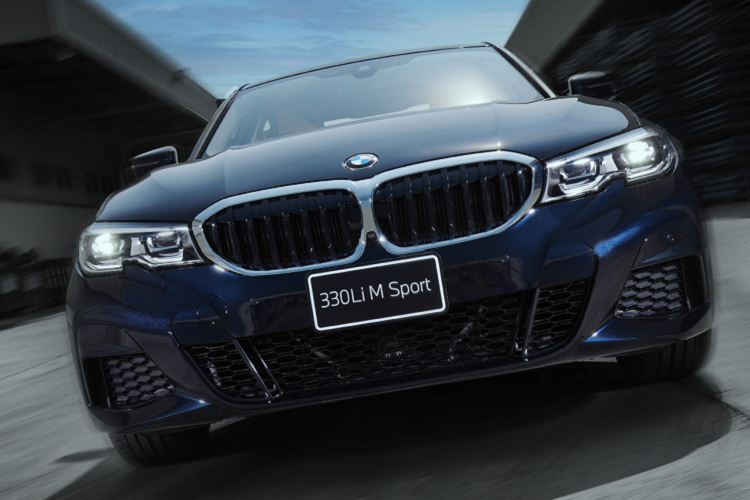 Mẫu sedan hạng sang được trang bị gói nâng cấp M Sport với cản trước và cản sau M Aerodynamics thể thao, hệ thống ống xả có thiết kế cách điệu hơn. Bộ mâm hợp kim nhẹ M 18 inch, thiết kế 2 chấu kép, đi kèm với lốp 225/45 phía trước và 225/40 phía sau.