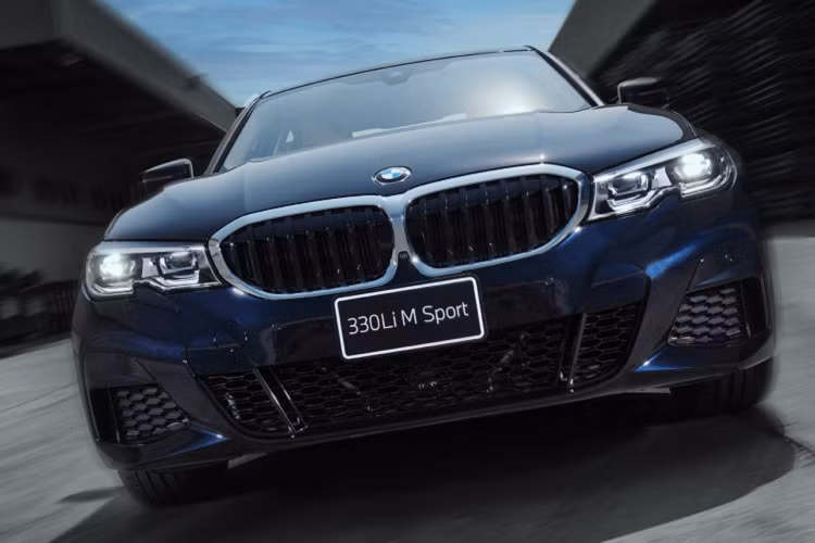 Mẫu sedan hạng sang được trang bị gói nâng cấp M Sport với cản trước và cản sau M Aerodynamics thể thao, hệ thống ống xả có thiết kế cách điệu hơn. Bộ mâm hợp kim nhẹ M 18 inch, thiết kế 2 chấu kép, đi kèm với lốp 225/45 phía trước và 225/40 phía sau.