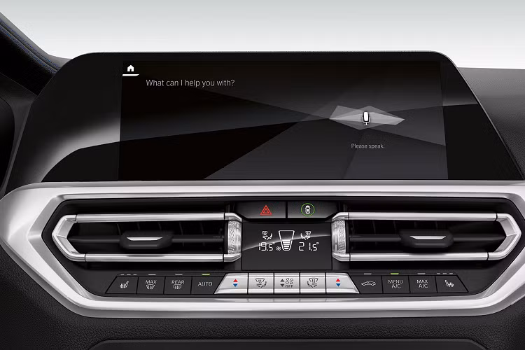 Những tiện nghi khác có trên BMW 330Li M Sport như hệ thống đèn trang trí nội thất, điều hòa 3 vùng, ghế trước chỉnh điện và có chức năng nhớ vị trí, vô-lăng bọc da M Sport. Hệ thống khoang lái thông minh BMW Live Cockpit Professional, ConnectedDrive, điều khiển bằng cử chỉ, sạc không dây và hệ thống âm thanh vòm Harman Kardon.