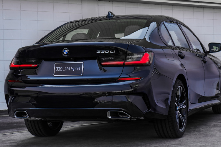 Về thông số kỹ thuật, BMW 330Li thế hệ mới được trang bị động cơ xăng 4 xy-lanh tăng áp 2.0L, cho công suất 255 mã lực tại 5.000-6.500 vòng/phút và mô-men xoắn 400 Nm từ 1.550 đến 4.400 vòng/phút. Sức mạnh được truyền tải thông qua hộp số tự động 8 cấp Steptronic Sport và hệ dẫn động cầu sau. Biến thể này có khả năng tăng tốc 0-100 km/h trong 6,2 giây, trước khi đạt tốc độ tối đa 250 km/h.