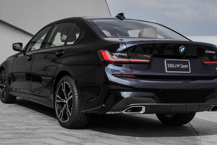 Ngoài ra, xe còn có hệ thống đèn pha LED tự động, cửa sổ trời toàn cảnh, gói Shadow Line độ bóng cao của BMW Individual, cốp chỉnh điện, chức năng Comfort Access ra vào không cần chìa khóa, hệ thống hỗ trợ lái xe với màn hình hiển thị kính lái HUD, hỗ trợ đỗ xe nâng cao và kiểm soát hành trình.