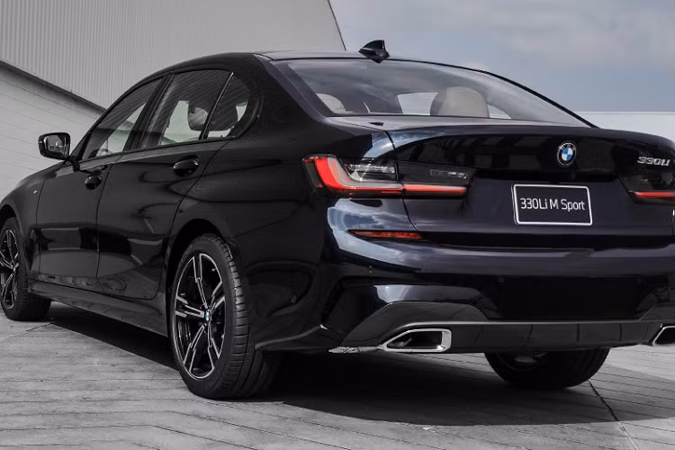 Ngoài ra, xe còn có hệ thống đèn pha LED tự động, cửa sổ trời toàn cảnh, gói Shadow Line độ bóng cao của BMW Individual, cốp chỉnh điện, chức năng Comfort Access ra vào không cần chìa khóa, hệ thống hỗ trợ lái xe với màn hình hiển thị kính lái HUD, hỗ trợ đỗ xe nâng cao và kiểm soát hành trình.