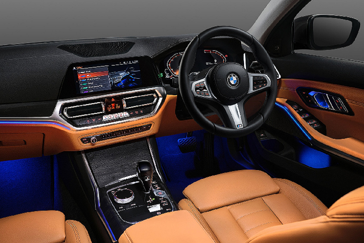 Bên trong, nội thất được bọc da Vernasca màu đen, ghế được bọc da màu nâu Cognac và những chi tiết trang trí màu đen carbon. Người dùng cũng có thể tùy chọn ghế da màu Macha với các chi tiết nội thất sơn màu bạc Cashmere Silver hoặc trắng Mineral White, đi kèm với ốp trang trí bằng nhôm Tetragon.