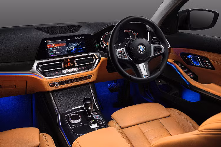 Bên trong, nội thất được bọc da Vernasca màu đen, ghế được bọc da màu nâu Cognac và những chi tiết trang trí màu đen carbon. Người dùng cũng có thể tùy chọn ghế da màu Macha với các chi tiết nội thất sơn màu bạc Cashmere Silver hoặc trắng Mineral White, đi kèm với ốp trang trí bằng nhôm Tetragon.