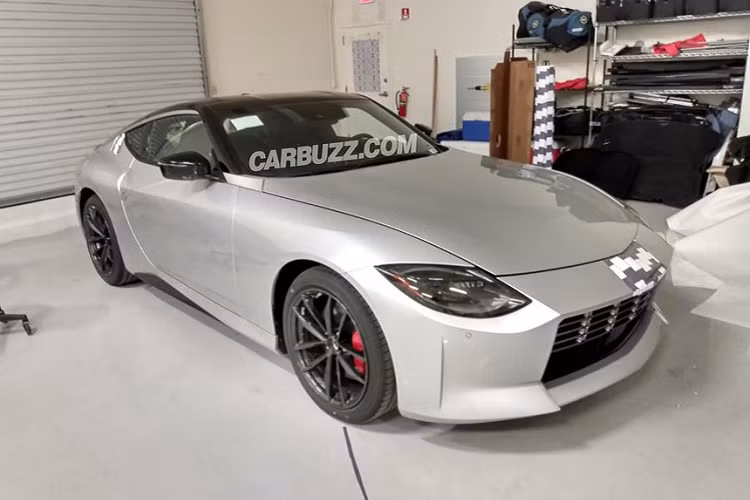Dù hãng xe Nhật Bản chưa chính thức giới thiệu mẫu Nissan Z thế hệ mới, hình ảnh thực tế của mẫu xe này đã bị các tay săn ảnh chụp được. Dựa theo thông tin ban đầu được hãng công bố, Nissan 400Z sẽ có tên Nissan Z tại thị trường Bắc Mỹ, giá bán từ 34.995 USD và có thiết kế gần giống với Z Proto được ra mắt vào năm ngoái.
