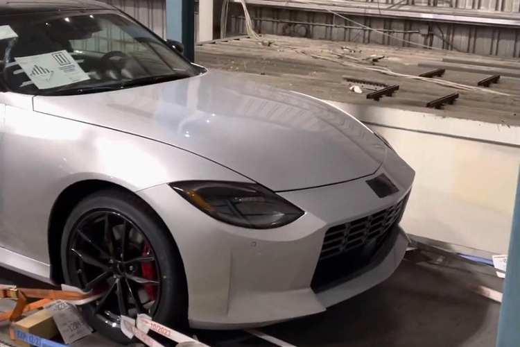 Hình ảnh mới nhất về mẫu xe thể thao Nissan Z được Carbuzz công bố, cho thấy bản thương mại của Nissan Z đang được thử nghiệm tại Arizona, Mỹ. Mẫu xe này sở hữu màu sơn bạc ngoại thất, nội thất có màu xanh lam chủ đạo. Nissan Z thế hệ mới cũng có tùy chọn số sàn.