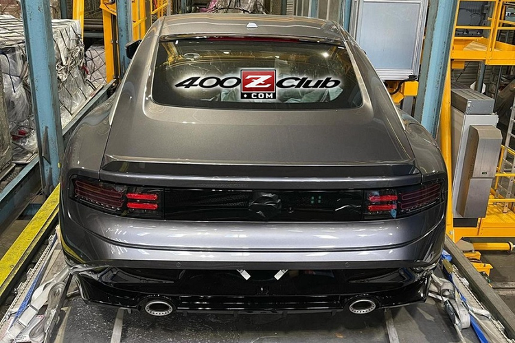 Điểm mới là mẫu xe này có ghế và vài chi tiết ở bảng táp-lô bọc da màu xanh lam thay vì màu đen. Nissan Z400 hay Nissan Z sẽ được trang bị động cơ V6 3.0L, tăng áp kép, lấy từ Infiniti Q60 Red Sport 400. Động cơ này có công suất 400 mã lực và mô-men xoắn 474 Nm, tuy nhiên nhà sản xuất sẽ tinh chỉnh để nó đạt hiệu suất lớn hơn trên Nissan Z.