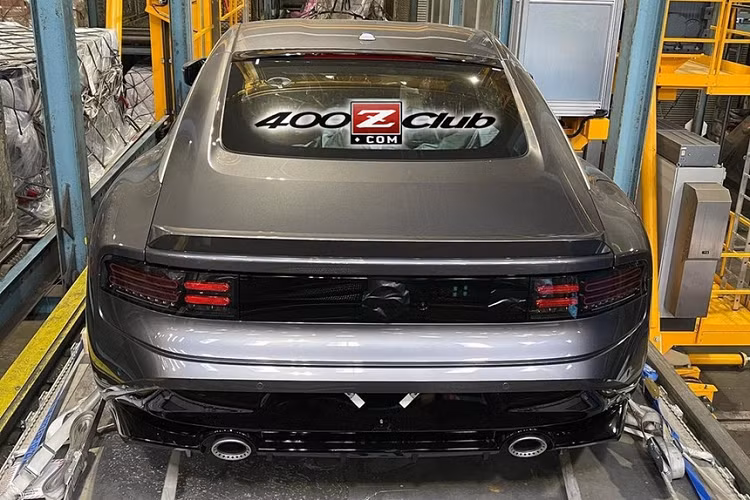 Điểm mới là mẫu xe này có ghế và vài chi tiết ở bảng táp-lô bọc da màu xanh lam thay vì màu đen. Nissan Z400 hay Nissan Z sẽ được trang bị động cơ V6 3.0L, tăng áp kép, lấy từ Infiniti Q60 Red Sport 400. Động cơ này có công suất 400 mã lực và mô-men xoắn 474 Nm, tuy nhiên nhà sản xuất sẽ tinh chỉnh để nó đạt hiệu suất lớn hơn trên Nissan Z.