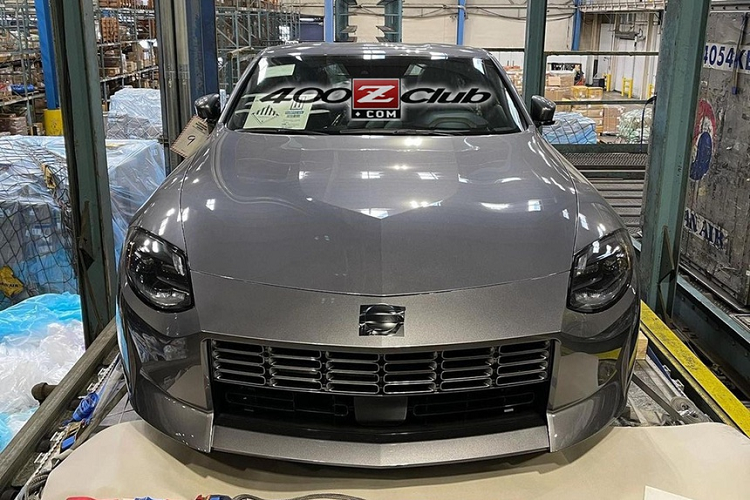 Ngoài một số miếng dán che logo ở mặt trước và sau, chiếc xe gần như không được ngụy trang và lộ rõ những đường nét thiết kế. Kiểu dáng không khác biệt so với mẫu xe từng rò rỉ hình ảnh hồi tháng trước. Đầu xe có lưới tản nhiệt hình vuông, mâm xe màu đen và kẹp phanh màu đỏ. Mui và gương chiếu hậu được sơn đen tạo sự tương phản với thân xe.