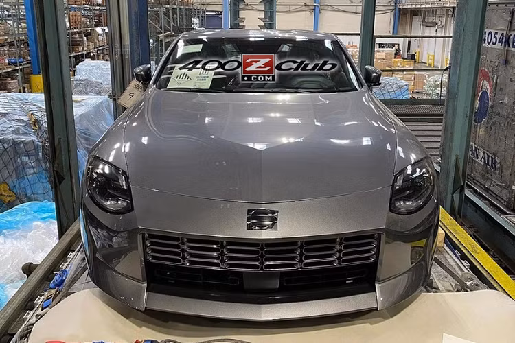 Ngoài một số miếng dán che logo ở mặt trước và sau, chiếc xe gần như không được ngụy trang và lộ rõ những đường nét thiết kế. Kiểu dáng không khác biệt so với mẫu xe từng rò rỉ hình ảnh hồi tháng trước. Đầu xe có lưới tản nhiệt hình vuông, mâm xe màu đen và kẹp phanh màu đỏ. Mui và gương chiếu hậu được sơn đen tạo sự tương phản với thân xe.