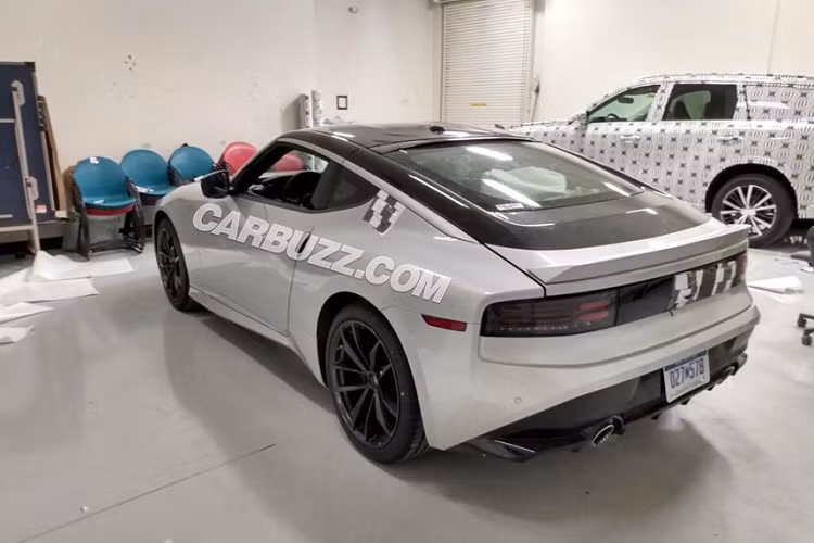 Theo một bài đăng gần đây trên diễn đàn New Nissan Z, một nhân viên bán hàng của đại lý Nissan cho biết mẫu Z thế hệ mới sẽ được trình làng vào ngày 23/5. Hiện tại các đại lý đã bắt đầu nhận đặt cọc mẫu xe này. Giá xe Nissan Z 2022 bán ra từ 34.995 USD, đây sẽ là một đối thủ của Toyota GR Supra. Bản tiêu chuẩn của Toyota GR Supra có động cơ 4 xy-lanh 2.0L, nhưng giá bán đắt hơn nhiều, khoảng 50.000 USD.