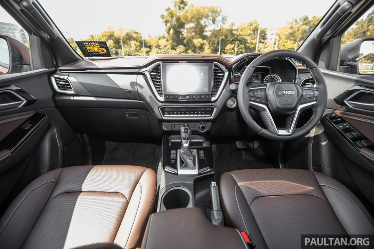 Tất cả các phiên bản sử dụng kết hợp với hộp số sàn và tự động 6 cấp, hệ dẫn động 2 cầu. Xe đi kèm với chế độ bảo hành 5 năm hoặc 150.000Km, tùy điều kiện nào đến trước. Isuzu D-Max 2021 thế hệ mới tại thị trường Malaysia có giá bán dễ tiếp cận hơn rất nhiều so với D-Max 2021 đang bán tại thị trường Việt. Trong đó, hai bản máy dầu 1.9L, 1 cầu (4×2) đi kèm với hộp số tự động và hộp số sàn tại Việt Nam có giá lần lượt 630 và 650 triệu đồng.