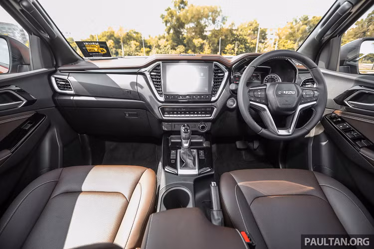 Tất cả các phiên bản sử dụng kết hợp với hộp số sàn và tự động 6 cấp, hệ dẫn động 2 cầu. Xe đi kèm với chế độ bảo hành 5 năm hoặc 150.000Km, tùy điều kiện nào đến trước. Isuzu D-Max 2021 thế hệ mới tại thị trường Malaysia có giá bán dễ tiếp cận hơn rất nhiều so với D-Max 2021 đang bán tại thị trường Việt. Trong đó, hai bản máy dầu 1.9L, 1 cầu (4×2) đi kèm với hộp số tự động và hộp số sàn tại Việt Nam có giá lần lượt 630 và 650 triệu đồng.