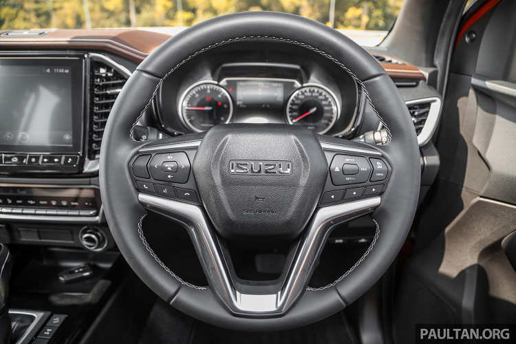 Giá bán cao hơn nhiều so với phiên bản cấu hình tương tự có 2 cầu đang bán ở Malaysia có giá lần lượt 544 và 584 triệu đồng. Ở phiên bản cao cấp nhất, Isuzu D-Max 1.9L AT 4x4 Type Z LSE có giá lên đến 850 triệu đồng tại Việt Nam. Cao hơn nhiều so với bản full “đồ chơi” X-Terrain lắp máy dầu 3.0L có giá chỉ 775 triệu đồng ở Malaysia.