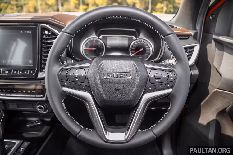 Giá bán cao hơn nhiều so với phiên bản cấu hình tương tự có 2 cầu đang bán ở Malaysia có giá lần lượt 544 và 584 triệu đồng. Ở phiên bản cao cấp nhất, Isuzu D-Max 1.9L AT 4x4 Type Z LSE có giá lên đến 850 triệu đồng tại Việt Nam. Cao hơn nhiều so với bản full “đồ chơi” X-Terrain lắp máy dầu 3.0L có giá chỉ 775 triệu đồng ở Malaysia.