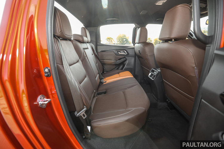 Tuy nhiên, sự khác biệt nằm ở trang bị kiểm soát hành trình (cruise control), trang bị không tìm thấy trên phiên bản D-Max 1.9L AT 4x4 Type Z LSE có giá 850 triệu đồng tại Việt Nam. Về động cơ, Isuzu D-Max phiên bản 3.0L 4×4 AT X-Terrain cao cấp nhất tại Malaysia sử dụng Động cơ dầu 4cyl, dung tích 3.0L (mã 4JJ3-TCX), tăng áp, cho công suất tối đa 190 mã lực tại 3.600 vòng/phút và mô-men xoắn cực đại 450 Nm tại 1.600 – 2.600 vòng/ phút.