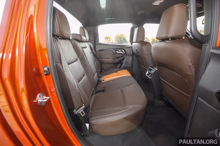 Tuy nhiên, sự khác biệt nằm ở trang bị kiểm soát hành trình (cruise control), trang bị không tìm thấy trên phiên bản D-Max 1.9L AT 4x4 Type Z LSE có giá 850 triệu đồng tại Việt Nam. Về động cơ, Isuzu D-Max phiên bản 3.0L 4×4 AT X-Terrain cao cấp nhất tại Malaysia sử dụng Động cơ dầu 4cyl, dung tích 3.0L (mã 4JJ3-TCX), tăng áp, cho công suất tối đa 190 mã lực tại 3.600 vòng/phút và mô-men xoắn cực đại 450 Nm tại 1.600 – 2.600 vòng/ phút.