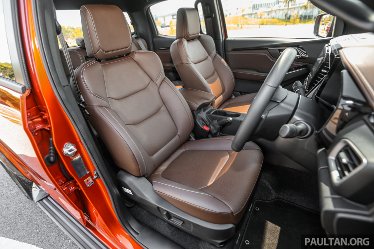 Về trang bị, phiên bản hàng đầu của D-Max 2021 tại Malaysia được trang bị tiện nghi giải trí tương tự thị trường Việt với màn hình cảm ứng thông tin giải trí 9 inch, hỗ trợ kết nối Apple CarPlay và Android Auto. Màn hình hiển thị thông tin lái xe MID màu 4.2 inch, kết hợp với đồng hồ analog.