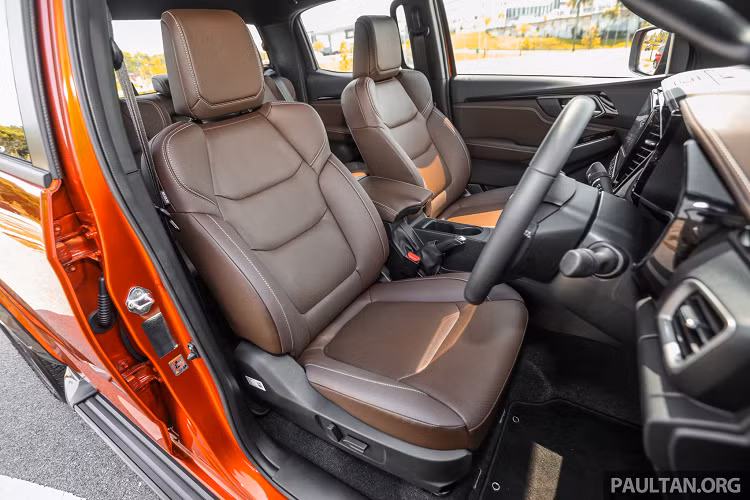 Về trang bị, phiên bản hàng đầu của D-Max 2021 tại Malaysia được trang bị tiện nghi giải trí tương tự thị trường Việt với màn hình cảm ứng thông tin giải trí 9 inch, hỗ trợ kết nối Apple CarPlay và Android Auto. Màn hình hiển thị thông tin lái xe MID màu 4.2 inch, kết hợp với đồng hồ analog.