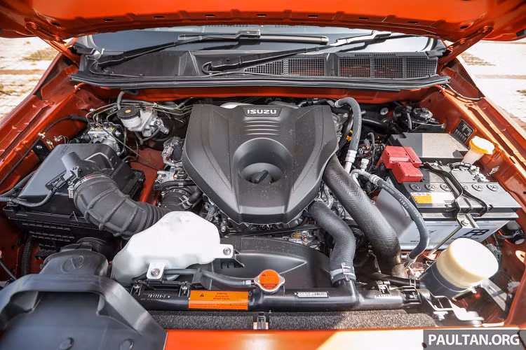 Trong khi đó, D-Max 1.9L AT 4x4 Type Z LSE bản full tại Việt Nam dùng động cơ dầu 4cyl dung tích 1.9L tăng áp, dung tích thấp hơn cho công suất tối đa 150 mã lực và mô-men xoắn cực đại 350 Nm. Nhìn chung, D-Max 2021 thế hệ mới tại Malaysia có giá bán dễ tiếp cận và đa dạng phiên bản hơn D-Max 2021 thế hệ mới tại thị trường Việt.