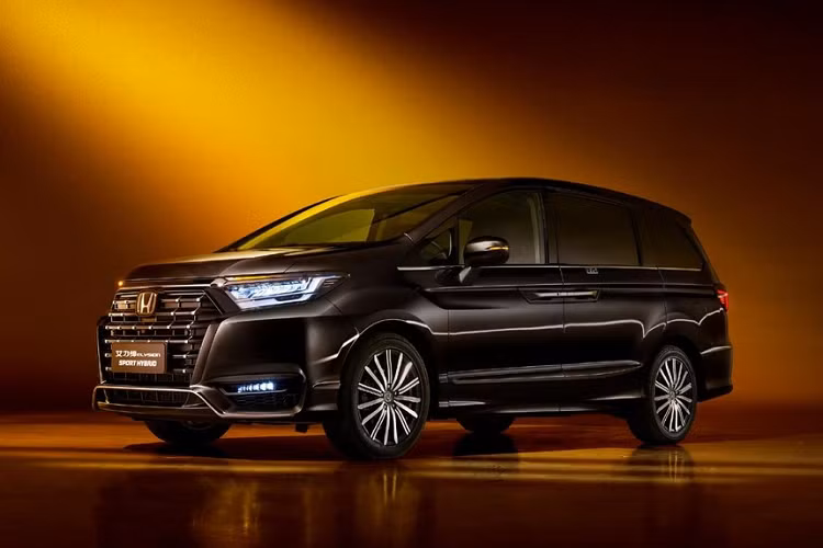 Bên trong Honda Elysion 2022 là không gian nội thất được bê nguyên từ Odyssey 2021 sang. Xe cũng có mặt táp-lô với thiết kế 3 tầng, màn hình thông tin giải trí nằm độc lập với kích thước lớn hơn trước, bảng đồng hồ kỹ thuật số và vô lăng giống Honda Accord. Tuy nhiên, Honda Elysion 2022 lại không dùng cần số truyền thống mà được trang bị nút bấm chuyển số mới.