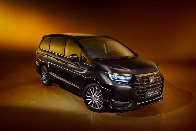 So với bản cũ, Honda Elysion 2022 sở hữu thiết kế ngoại thất nâng cấp nhẹ và khá giống với Odyssey 2021 đã ra mắt thị trường Nhật Bản vào hồi tháng 10 năm ngoái. Cụ thể, xe được trang bị lưới tản nhiệt hình lục giác cỡ lớn hơn, kéo dài xuống cản trước. Có vẻ như lưới tản nhiệt "khổng lồ" hiện đang là xu hướng thiết kế của phân khúc xe MPV tại Trung Quốc và hãng Honda cũng không thể nằm ngoài cuộc chơi.