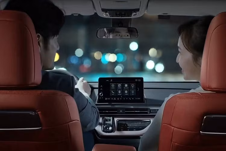 Bên dưới còn có hốc gió trung tâm khá hẹp vì phần lớn diện tích trên đầu xe đều đã dành cho lưới tản nhiệt. Đó là chưa kể đến đèn sương mù trước nằm ngang, đặt trong hốc khá rộng ở hai góc cản trước, giống với Honda Odyssey 2021.