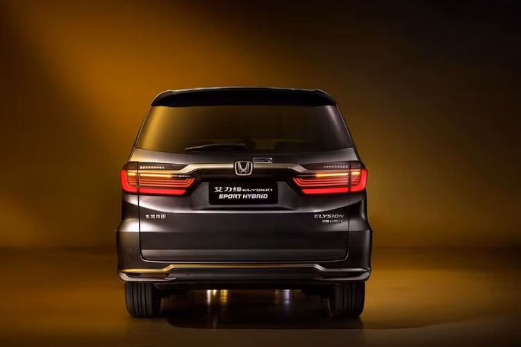 "Trái tim" của Honda Elysion 2022 tại thị trường Trung Quốc là hệ truyền động hybrid i-MMD thế hệ thứ ba, bao gồm máy xăng 4 xi-lanh thẳng hàng, dung tích 2.0L và mô-tơ điện. Hệ truyền động này tạo ra công suất tối đa 215 mã lực và kết hợp với hộp số biến thiên vô cấp CVT. Hiện giá xe Honda Elysion 2022 vẫn chưa được hé lộ. Dự kiến, xe sẽ chính thức trình làng tại Trung Quốc vào cuối tháng này như đối thủ của Kia Carnival và Hyundai Custo.
