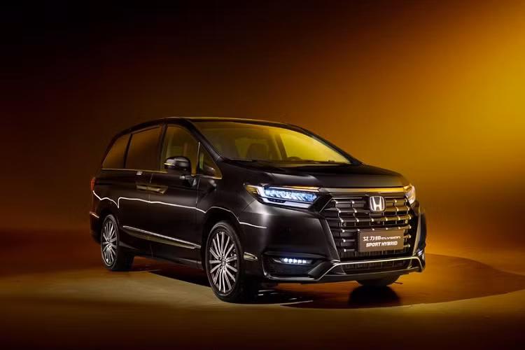 Mẫu xe MPV Honda Elysion sở hữu cấu hình 7 hoặc 8 chỗ cao cấp, được bán tại thị trường Nhật Bản từ năm 2004 như đối thủ của Toyota Alphard và Nissan Elgrand. Ban đầu, mẫu xe MPV này chỉ dành cho thị trường nội địa Nhật Bản. Tuy nhiên, vào năm 2012, Elysion đã ra mắt thị trường Trung Quốc như phiên bản đổi tên và sửa thiết kế của Odyssey. 1 năm sau, mẫu xe này bị "khai tử" tại Nhật Bản nhưng tiếp tục được bán ở Trung Quốc.