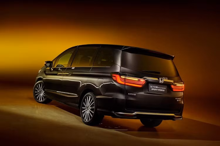 Tương tự đầu xe, đuôi xe của Honda Elysion 2022 cũng gợi liên tưởng đến Odyssey. Điều này được thể hiện qua cụm đèn hậu LED, nối với nhau bằng nẹp mạ crôm. Cuối cùng là nẹp mạ crôm trên cản sau, bao quanh đèn phản quang.