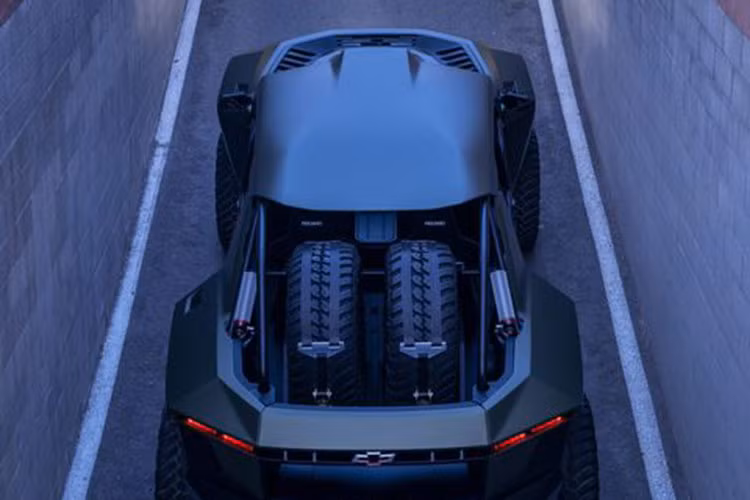 Ở thùng sau, quái thú Chevrolet Silverado “The Beast” được trang bị một cặp lốp dự phòng. Trong khi đó, khoang cabin có thiết kế rất tối giản và tiện dụng với 4 ghế ngồi thể thao Recaro đi kèm dây đai an toàn 4 điểm, cũng như một cặp màn hình LCD 7.0 inch giúp người lái theo dõi các thông số vận hành của xe. 